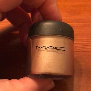 MAC Cosmetics pigment in Blonde’s Gold